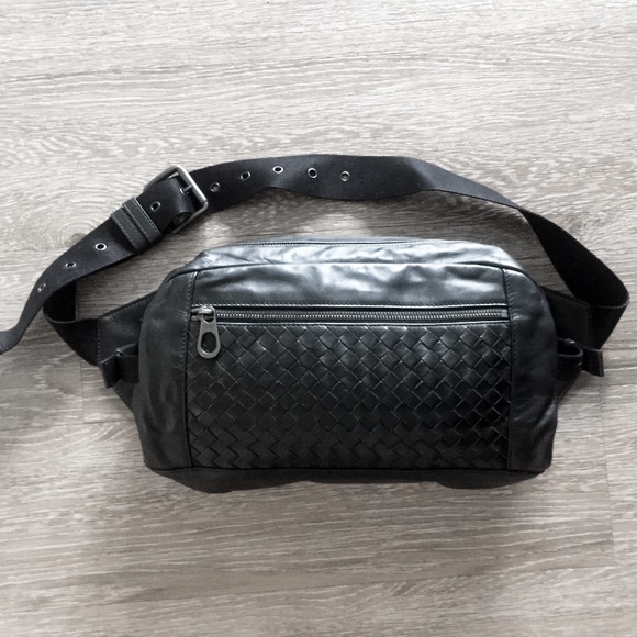 BOTTEGA VENETA sling black leather belt bag unisex - Picture 2 of 8